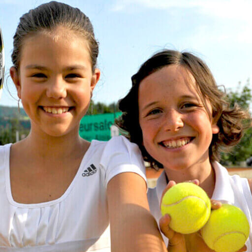 Kinder beim Tennis spielen