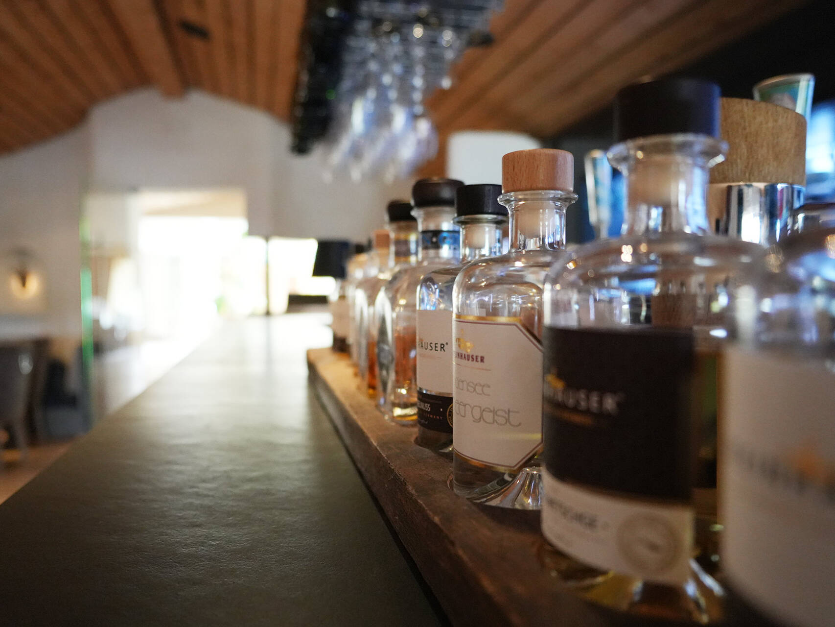 Auswahl an Spirituosen in der Kaminbar im Hotel Tannenhof im Allgäu